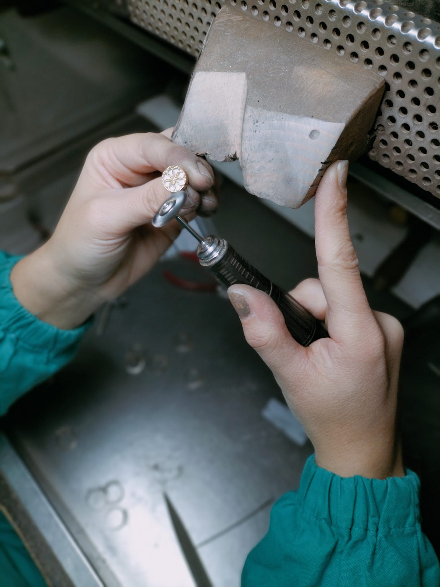 Person polishing a jewellery creation from Gió VELORI collection.